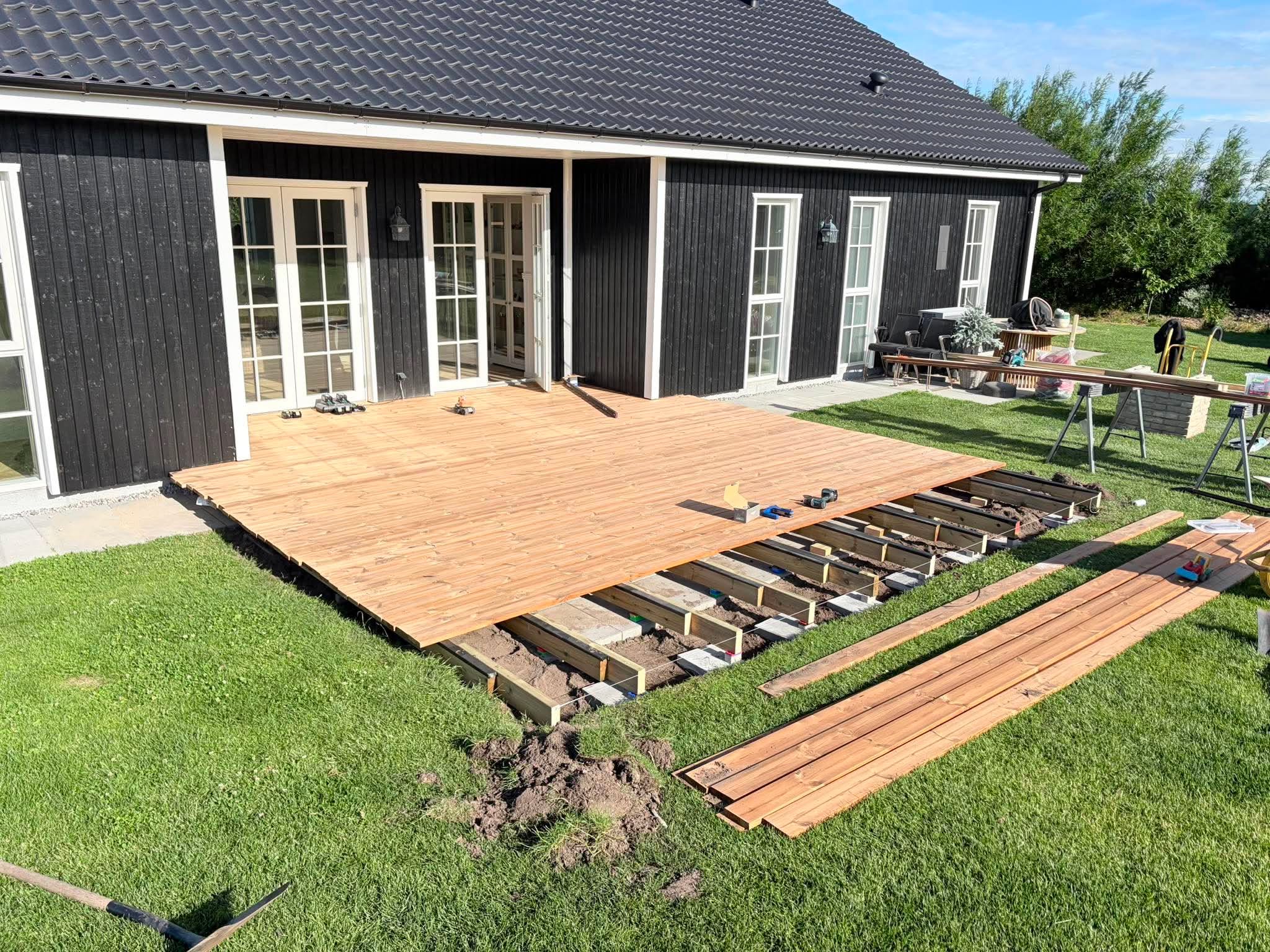 Terrassebrædderne lægges