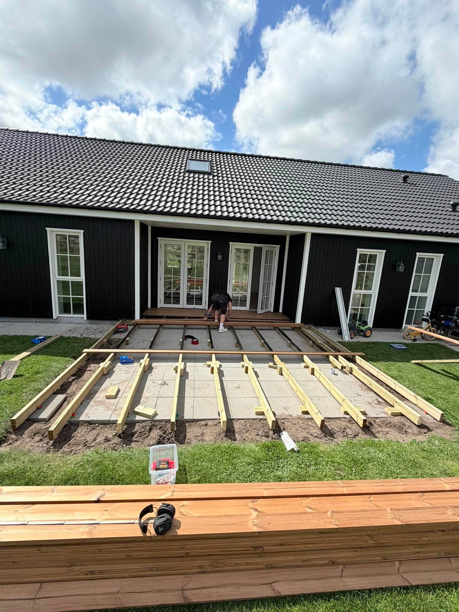 Strøer og underlag til terrassen lægges ud