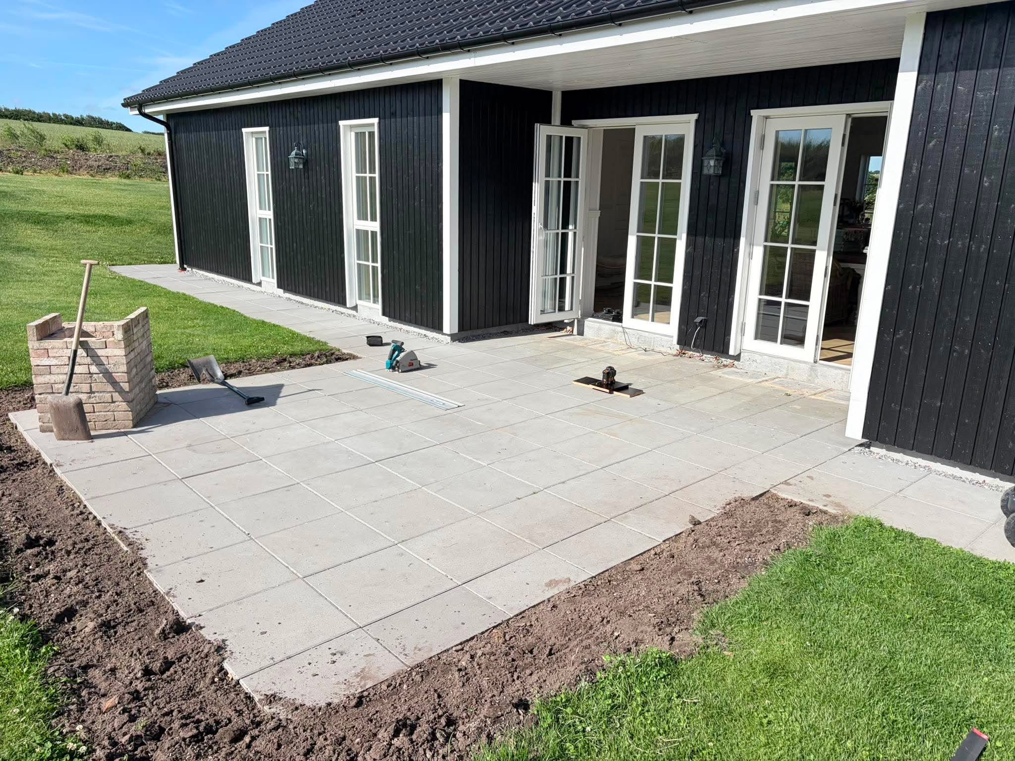 Fliser og belægning omkring huset