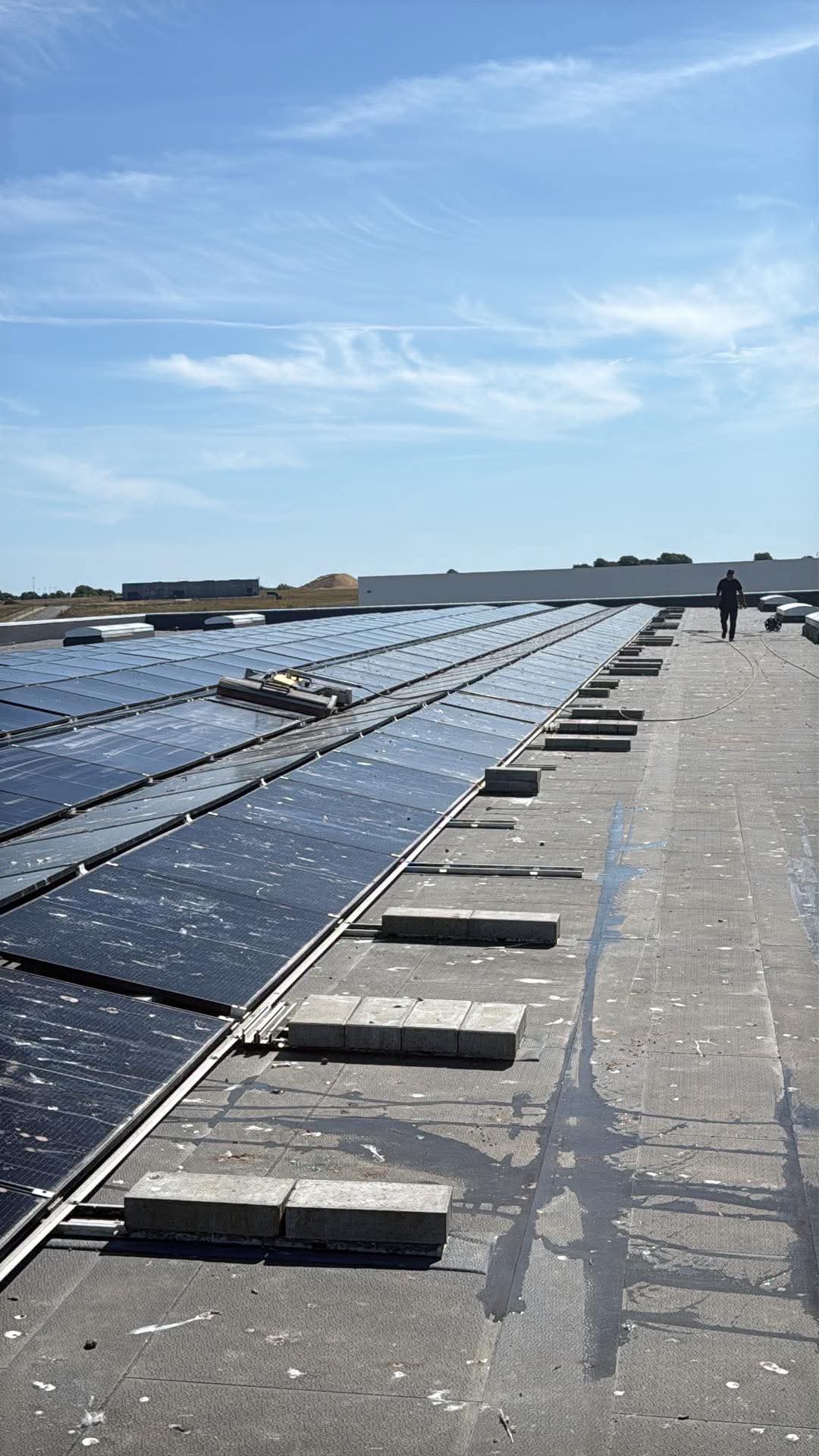 Stort erhvervstag med solceller inden vask