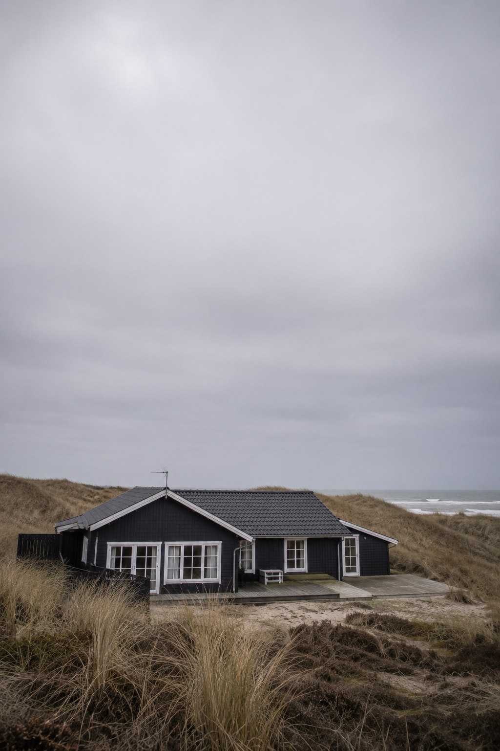 Sommerhus i klitlandskabet med havet bagved