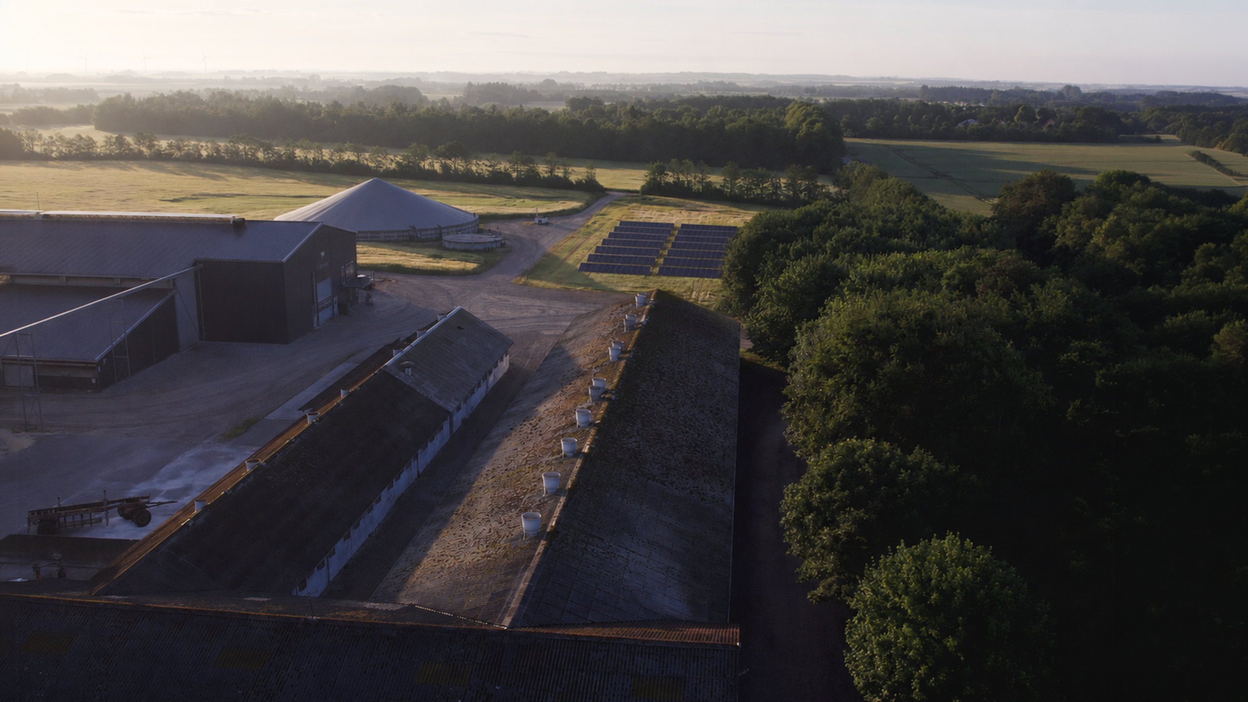 Den samme mark set fra luften med solcelleparken monteret