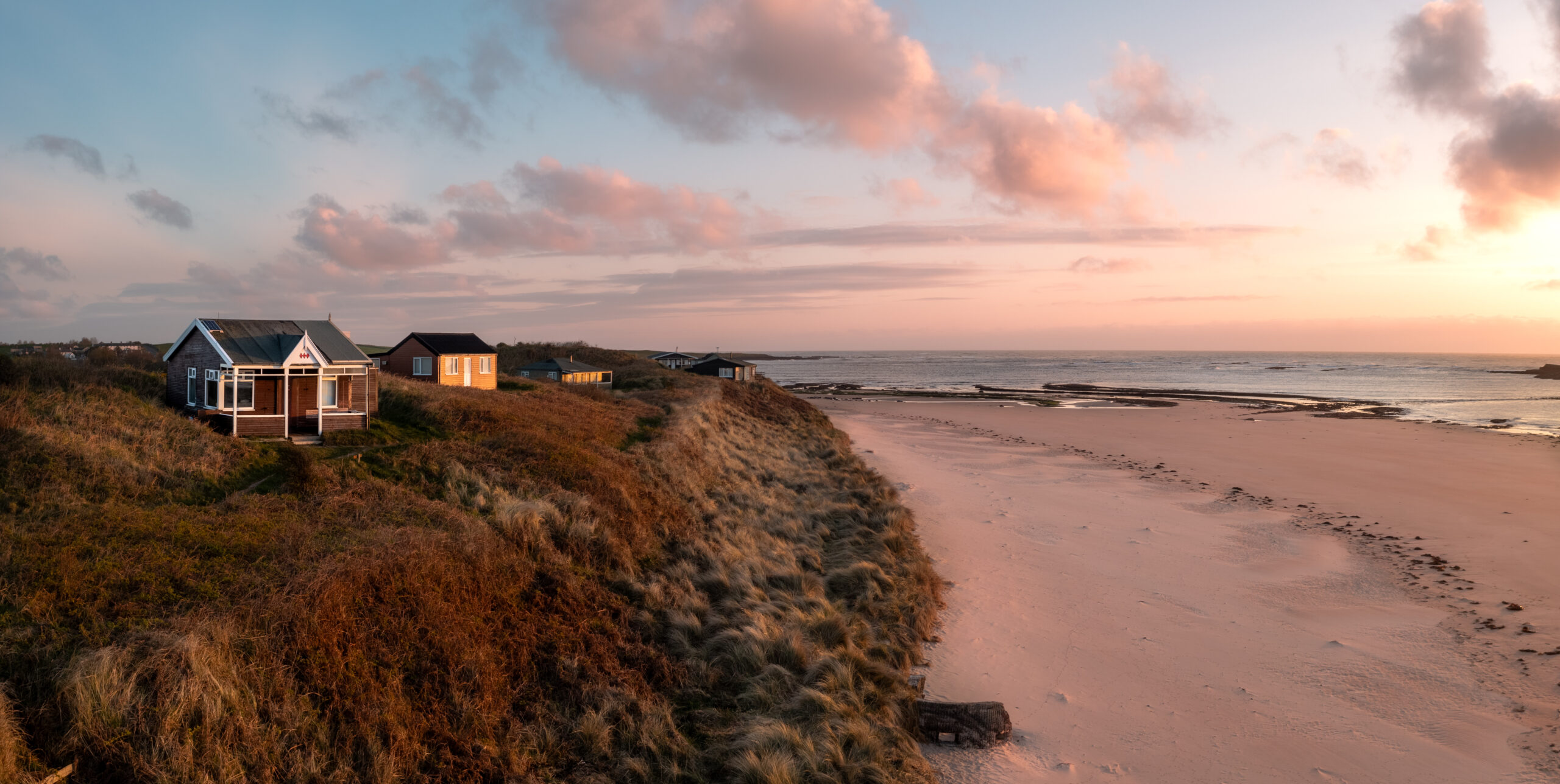 Luftfoto af sommerhuse ved kysten