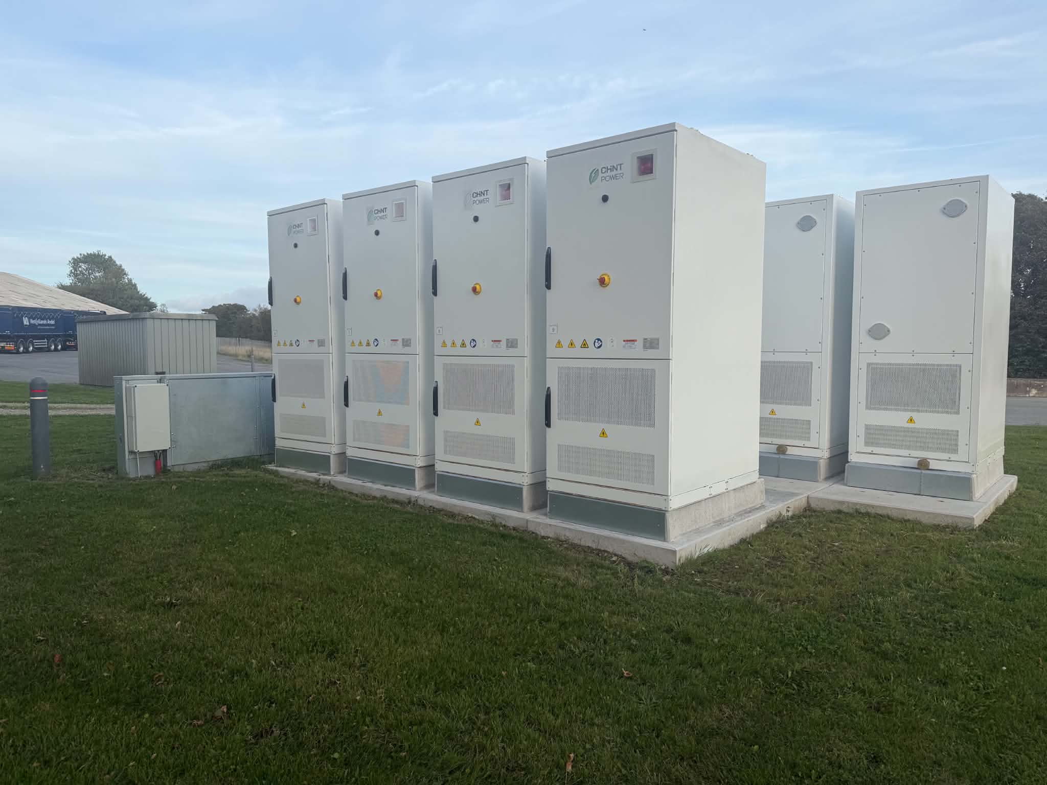 Batterikabinetter opstillet ved en virksomhed