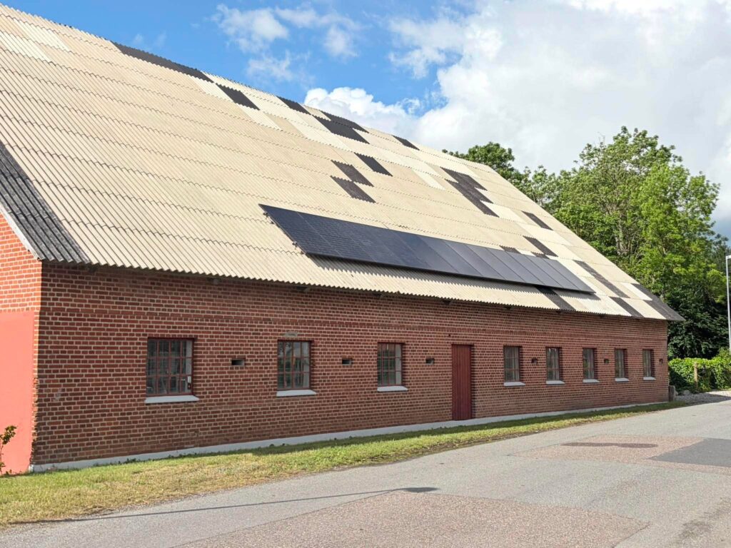 Et mindre komplet solcelle- og batterianlæg - Fra almindelig bygning til intelligent energistyring