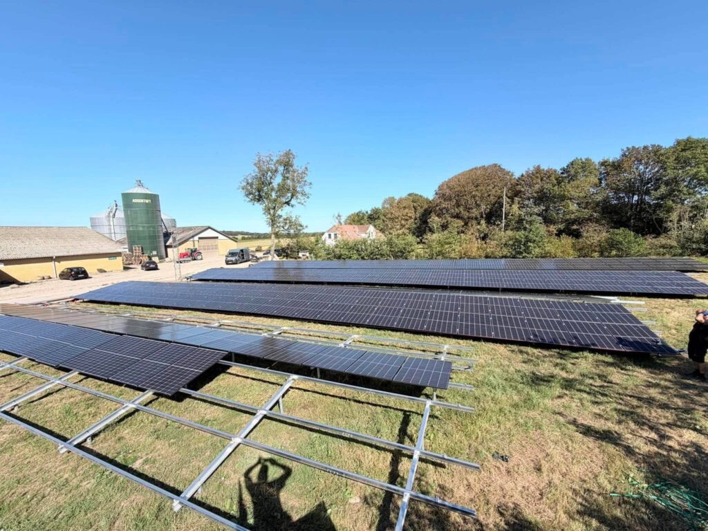 250 kWp solceller + 261 kWh BESS hos stort landbrug i Himmerland