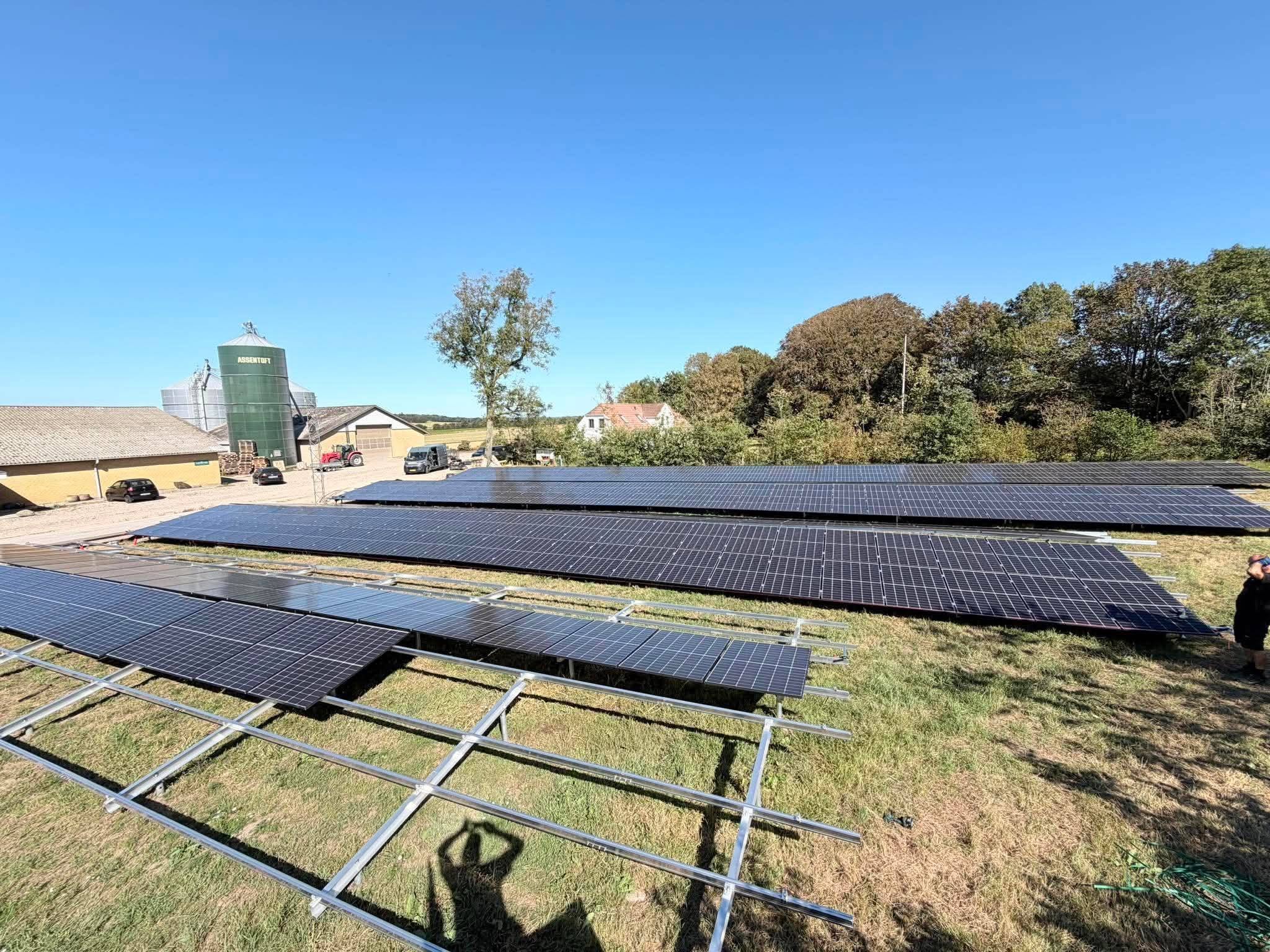250 kWp solceller + 261 kWh BESS hos stort landbrug i Himmerland