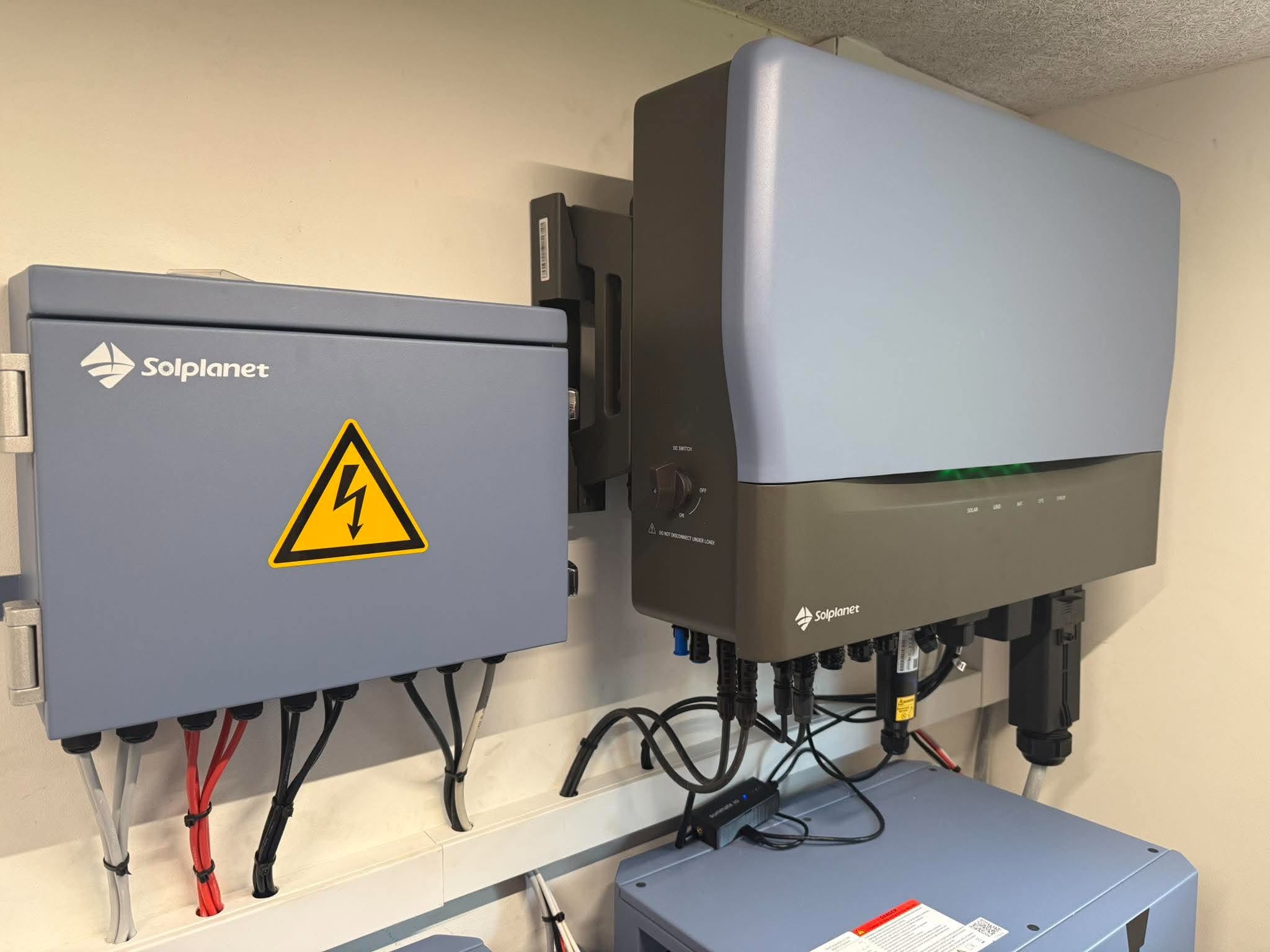 Inverter og styring monteret hos en virksomhed